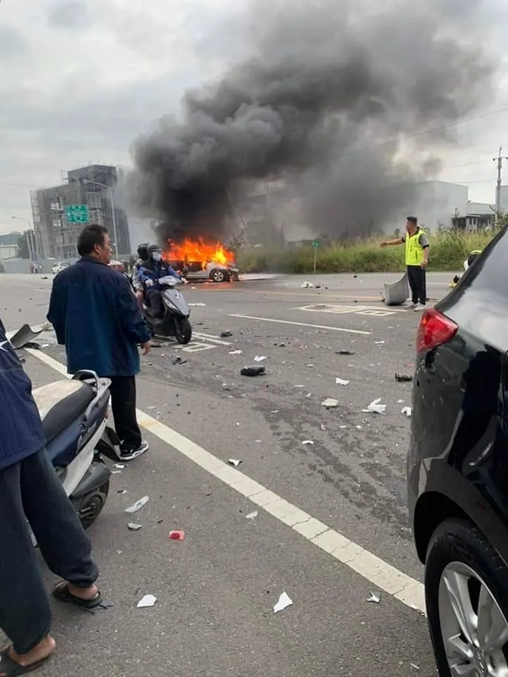 事故現場火燒車，竄出熊熊火球和濃煙。民眾提供