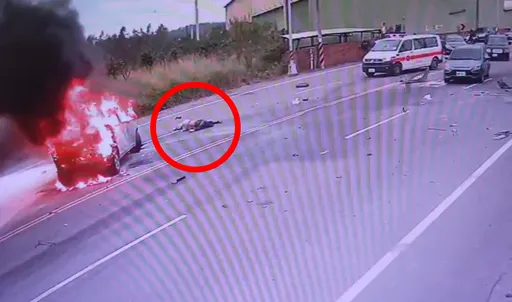 驚悚超車影片！轎車失控狂轉2圈　車上拋出1個人還火燒車