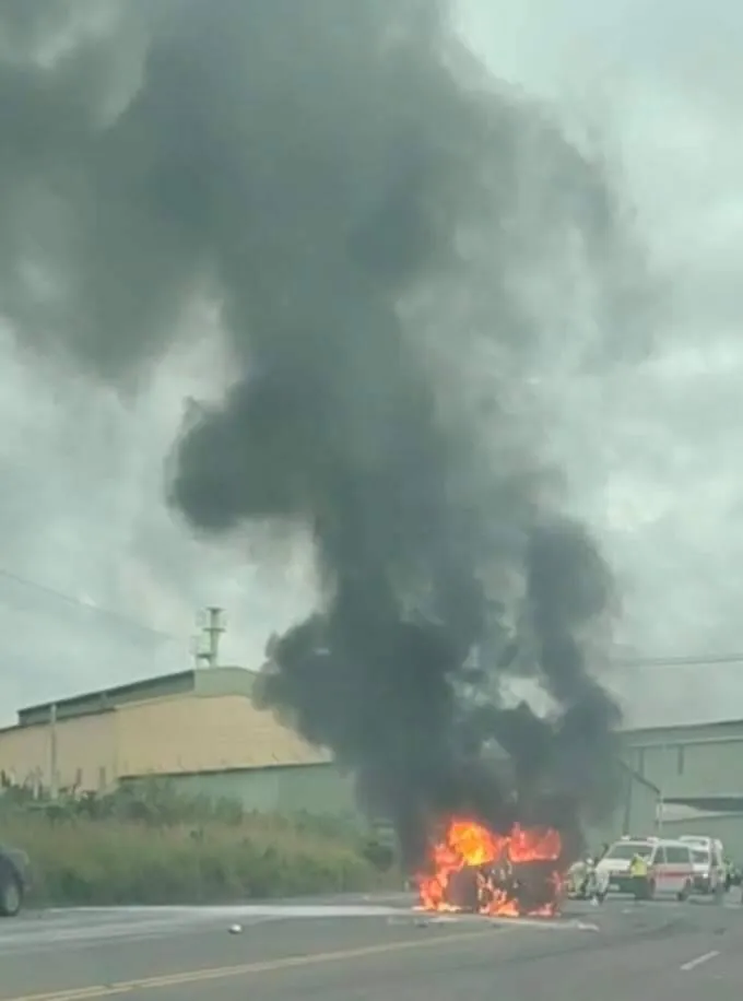 撞擊後轎車陷火團。民眾提供