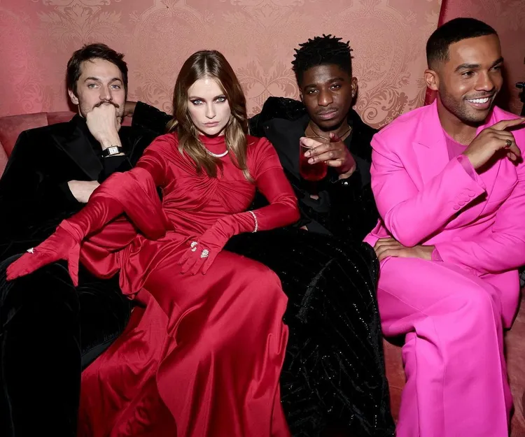 卡蜜兒（左2）俐落幹練穿搭散發出的氣勢，讓在《艾蜜莉》劇中飾演艾菲的男星西恩拉維斯康（右1）戲外也按讚。翻攝camillerazat IG