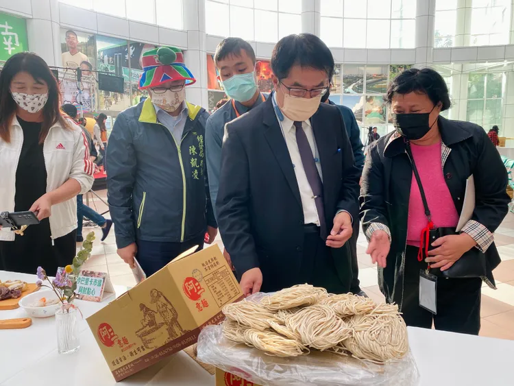 黃偉哲逛攤位，歡迎民眾來感受老菜市場的獨特魅力。王志弘攝