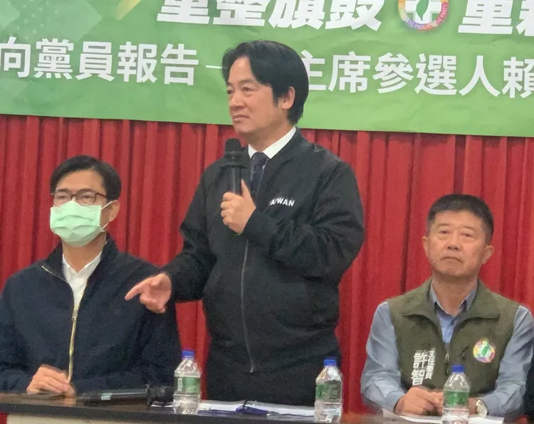 賴清德（中）上周六到高雄舉辦跟黨員報告座談會，陳其邁（左）也與會。資料照片