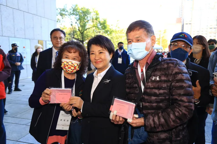 市民爭相索取零錢包。市府提供