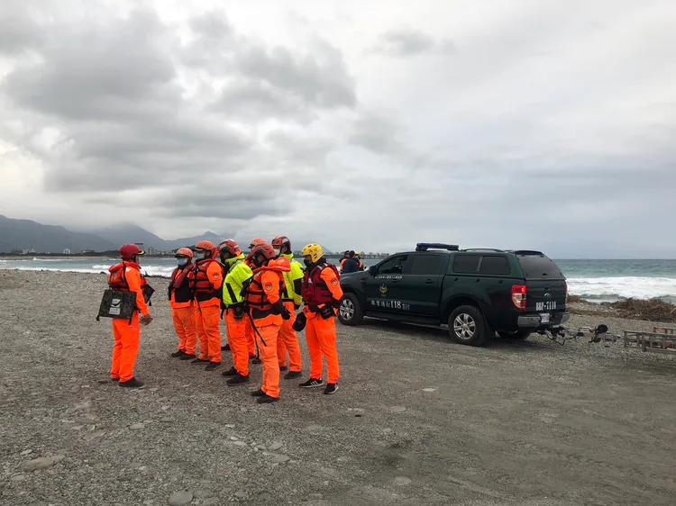 海巡今天持續在岸際及海上搜尋。海巡提供