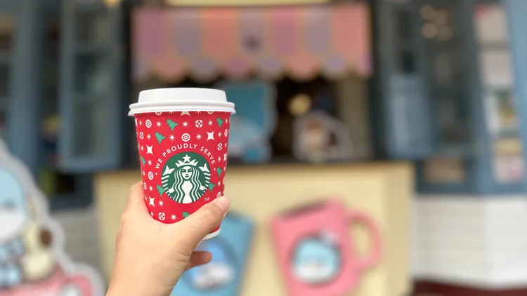 遠雄海洋公園推出全台首創遊樂園可享星巴克專屬咖啡。遠雄海洋公園提供