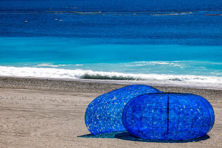 南迴藝術季藝術作品藍色迴旋。台東縣府提供