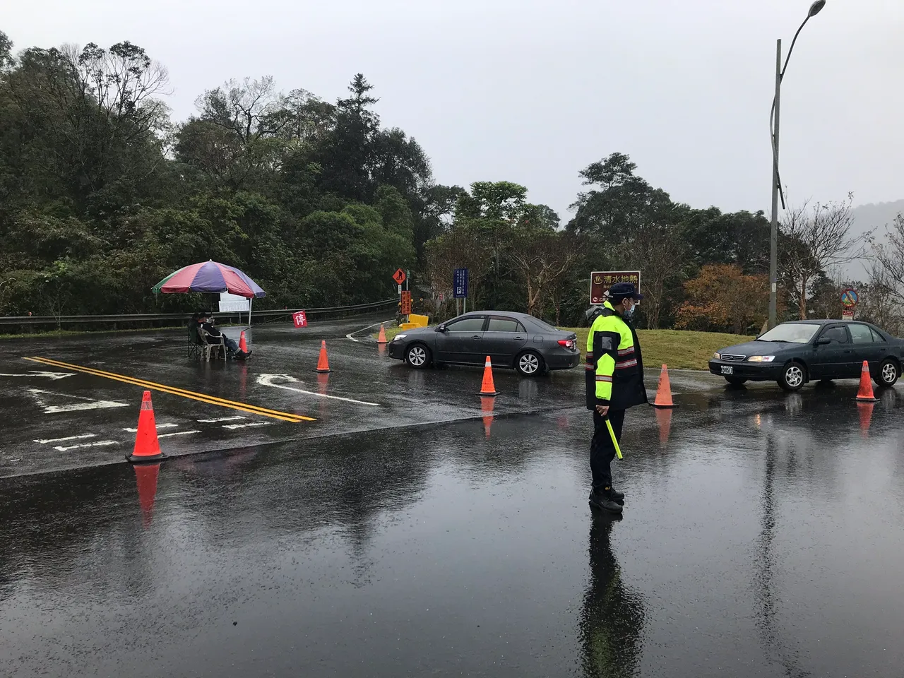警方不畏低溫降雨疏導交通。警方提供