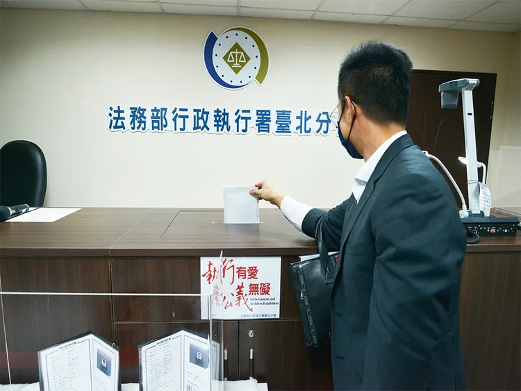 民眾投標不動產。行政執行署台北分署提供