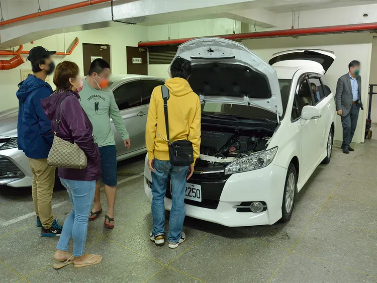 參加拍賣會民眾閱覽車輛。行政執行署台北分署拍供