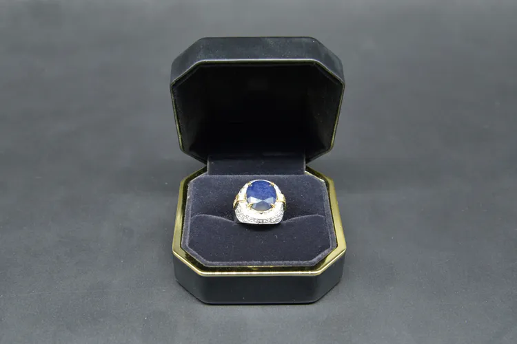 11.93克拉的藍寶石鑽戒。行政執行署台北分署提供