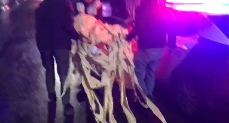 OPEN將氣球下午才在遊行上演親親喬段（左），傍晚飛走，晚間則碎裂成條狀。翻攝臉書高雄點