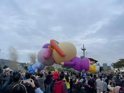 OPEN將氣球下午才在遊行上演親親喬段，傍晚飛走，有網友說是吻別。翻攝臉書高雄點