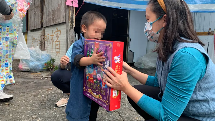 早療基金會勸募聖誕禮物送進門諾醫院，讓住院兒童歡慶聖誕節。門諾醫院提供