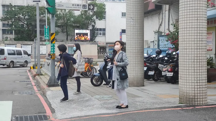 雖然口罩令解封，但行人仍都戴著口罩。黃子騰攝