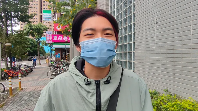 蔡先生表示，戴口罩已經戴太久了，已經有點煩了，在戶外會看心情，不想戴時就不會戴口罩。黃子騰攝