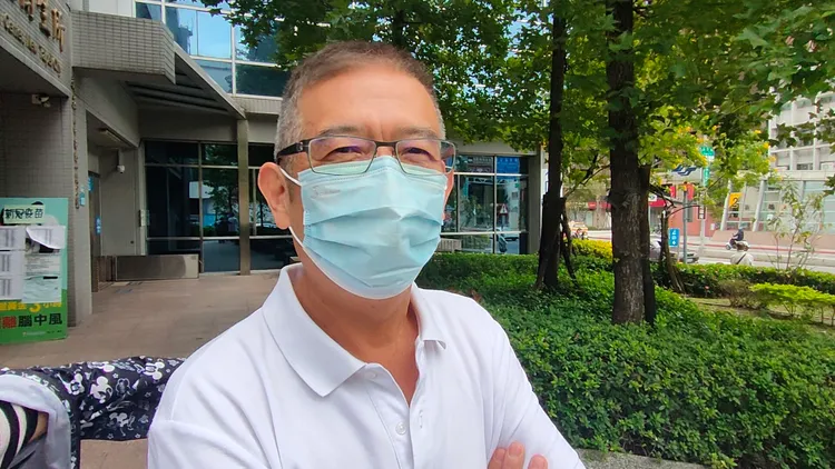 孫先生表示，戴口罩已經戴習慣了，還是會繼續戴口罩，還可以防空氣汙染。黃子騰攝