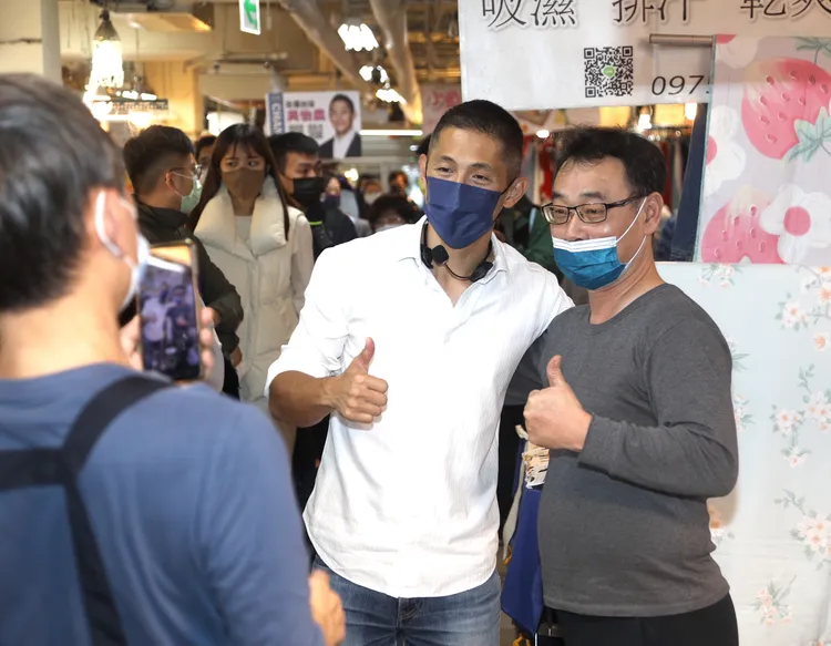 吳怡農感謝梁文傑等每一個人的指教，自己會更努力。陳明中攝