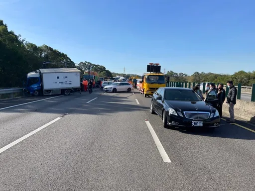 國三通霄段自撞工程車 6車連環撞男撕裂傷送醫