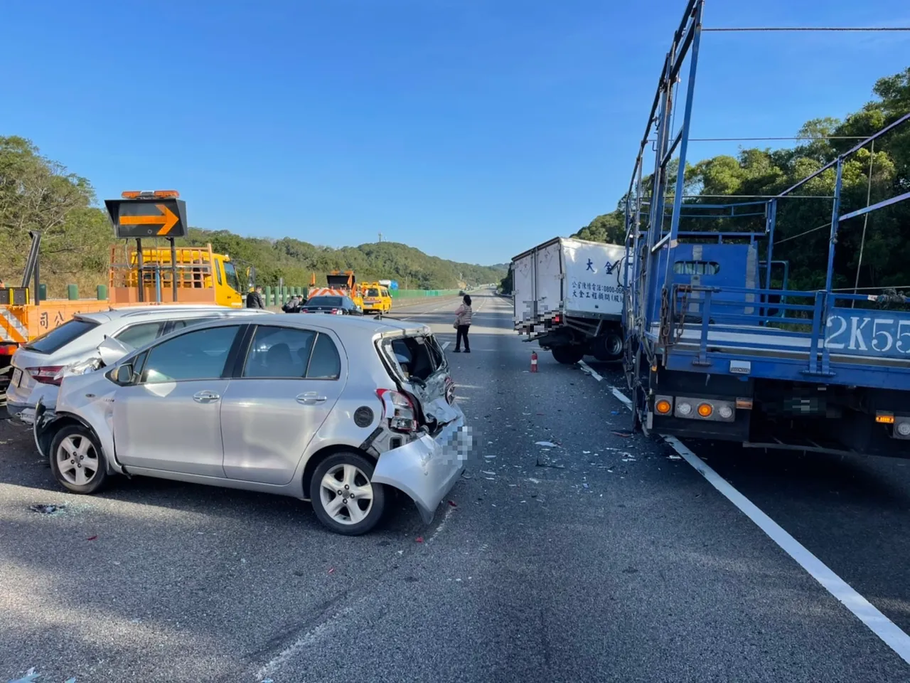 事故車輛佔據道路,造成後方車流回堵2公里。讀者提供
