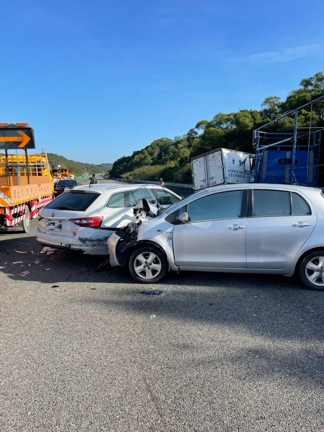 事故現場滿目瘡痍,自小客車頭嚴重毀損。讀者提供