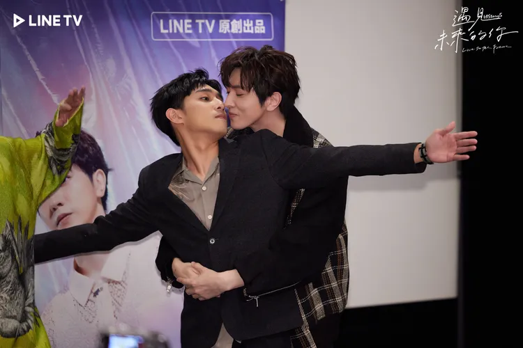 陳璽安（右）背後抱徐韜下1秒徐韜擺出電影經典姿勢笑翻眾人。LINE TV提供