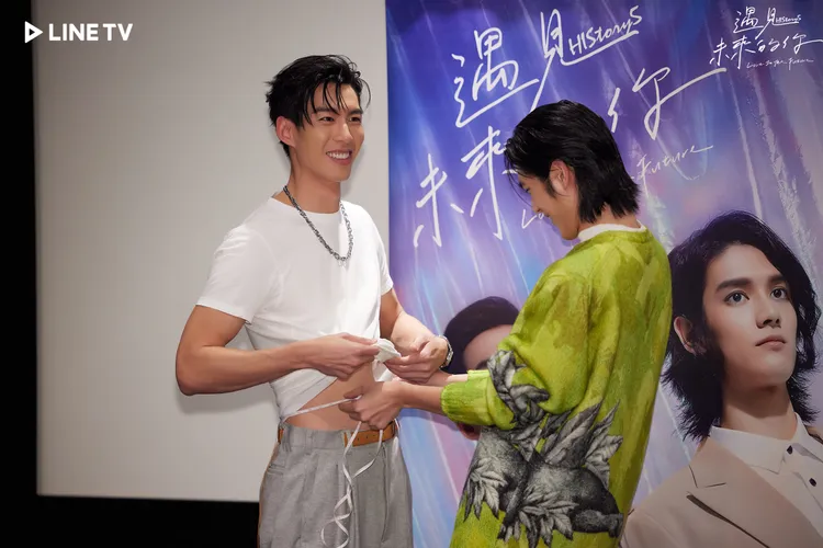 王肇緯（左）被拱露出精實窄腰，讓張碩航量腰圍。LINE TV提供