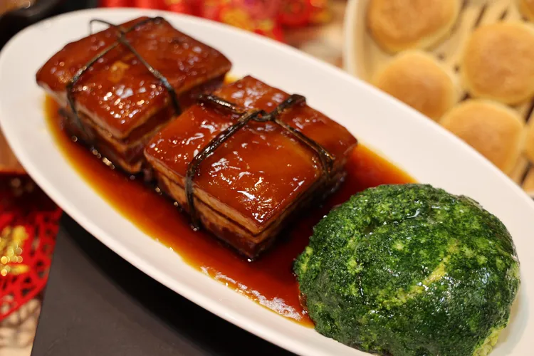 主廚端出特色年菜東坡肉，讓人看得食指大動。南投縣政府提供