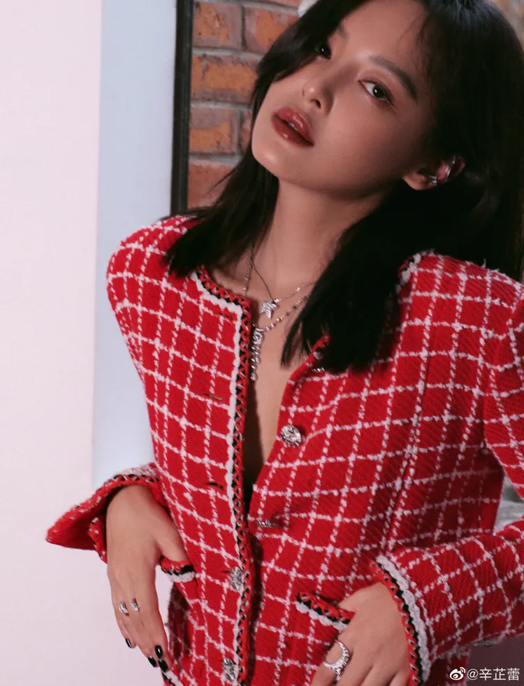 辛芷蕾為凸顯疊戴的香奈兒Eternal N°5及Comète Géode鑽石項鍊，刻意於胸前少扣了幾顆鈕扣，性感風韻格外吸睛。翻攝辛芷蕾微博