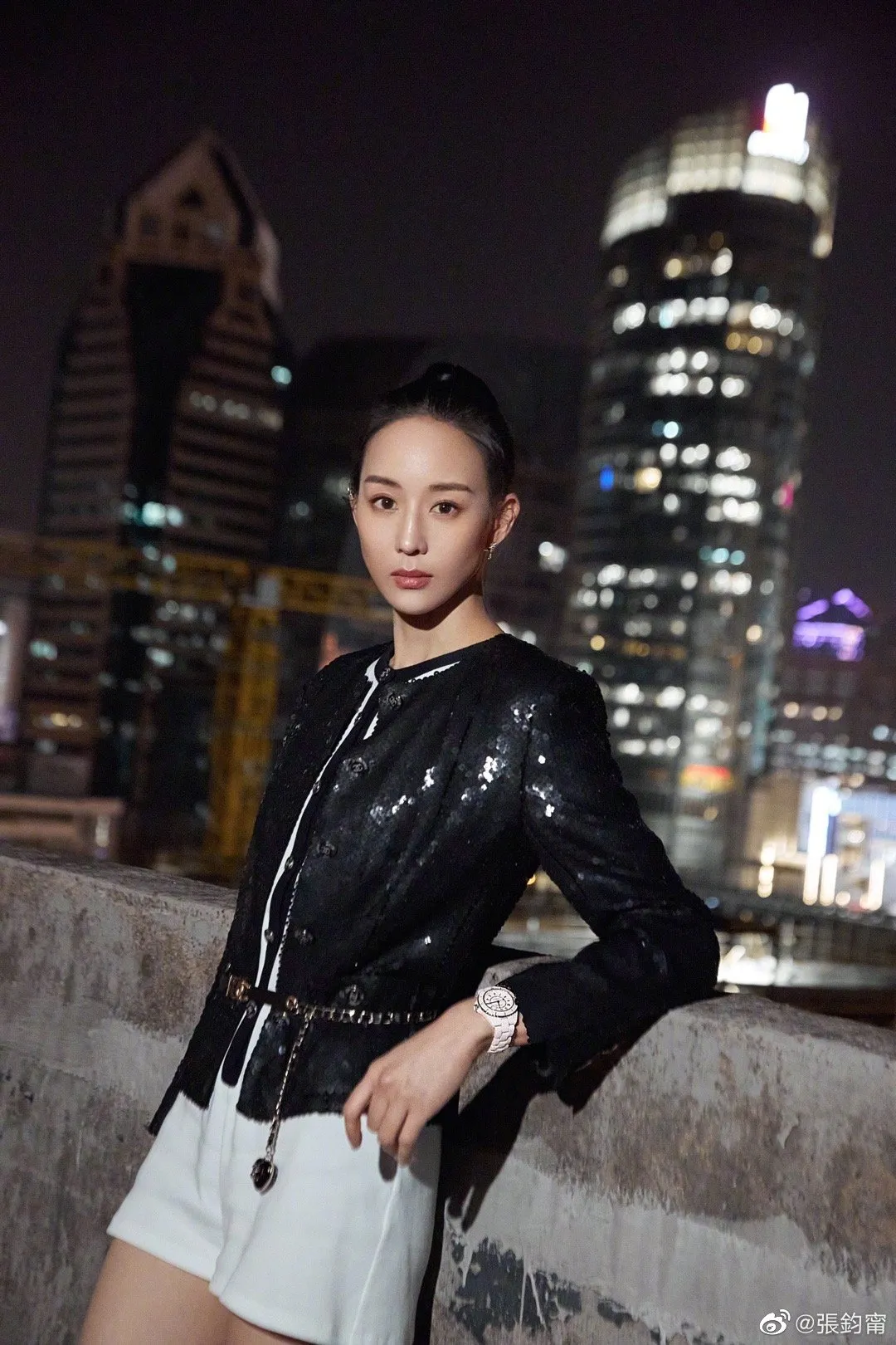 张钧宁顶著寒冬低温，穿上全套香奈儿2023早春度假系列新装，一双纤细美腿和她佩戴的N°5高级珠宝系列钻石耳环同等耀眼。翻摄张钧宁微博