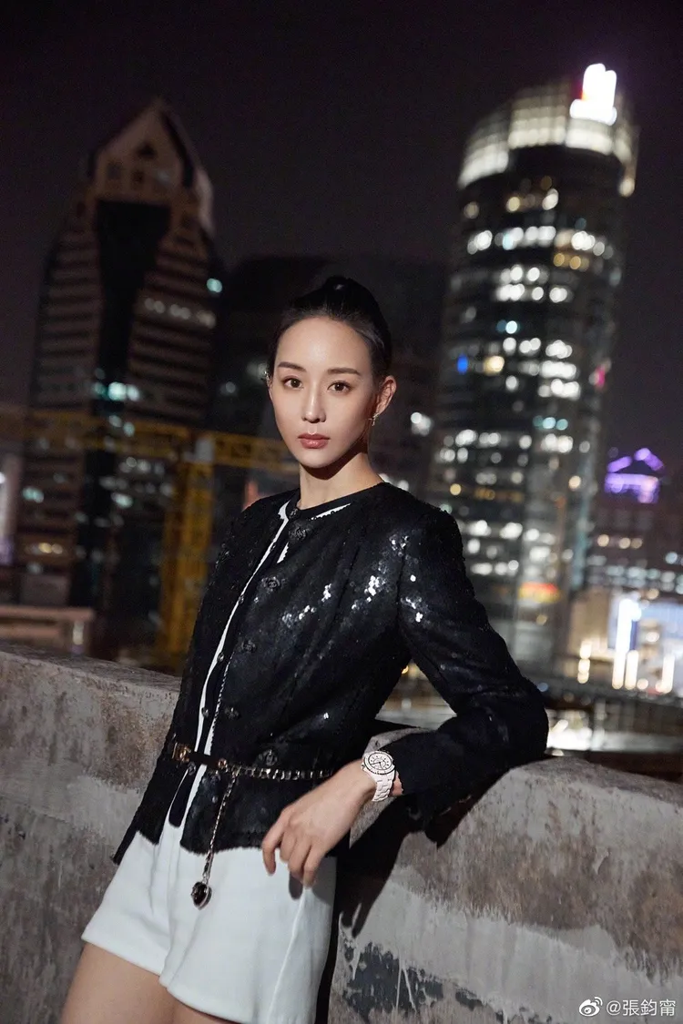 張鈞甯頂著寒冬低溫，穿上全套香奈兒2023早春度假系列新裝，一雙纖細美腿和她佩戴的N°5高級珠寶系列鑽石耳環同等耀眼。翻攝張鈞甯微博