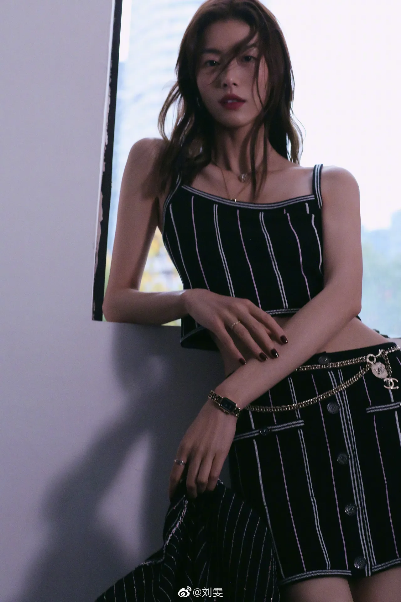 中国超模刘雯除展现身材优势，还用香奈儿Coco Crush系列耳环、项链及腕间的Première腕表，为整体个性态度加分。翻摄刘雯微博