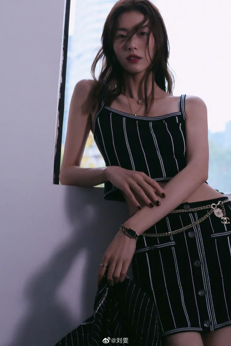 中國超模劉雯除展現身材優勢，還用香奈兒Coco Crush系列耳環、項鍊及腕間的Première腕錶，為整體個性態度加分。翻攝劉雯微博