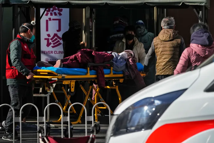 中國看診人數大增，官方要求重症才到醫院治療。美聯社