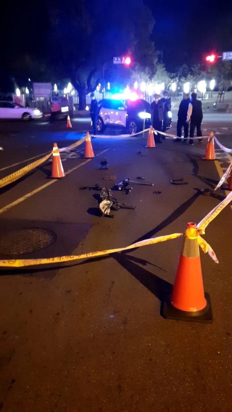 嬰兒推車被公車撞得支離破碎。民眾提供