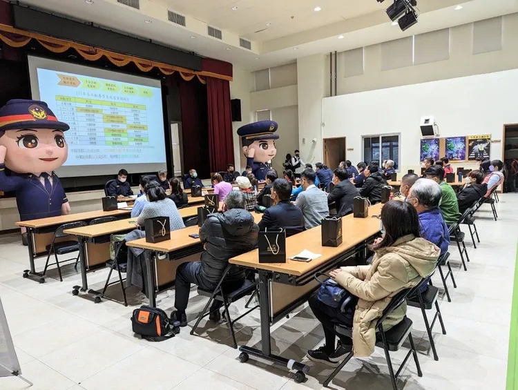 士林警進行防詐宣導。翻攝畫面