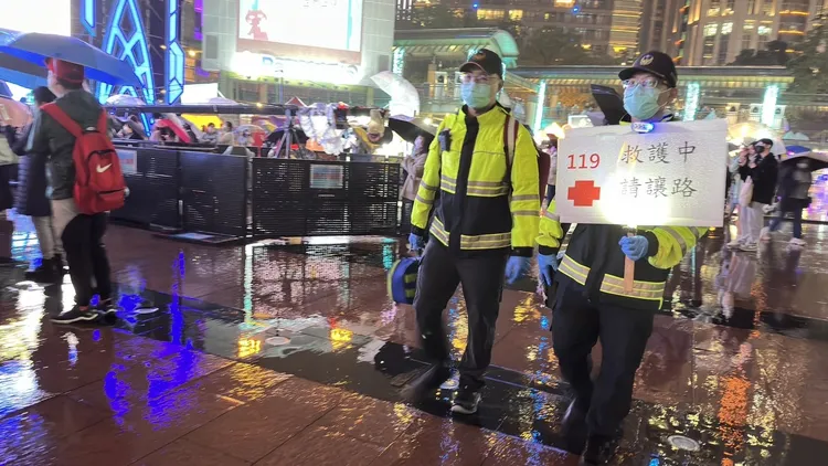 警消舉牌呼籲民眾讓道。新北市消防局提供