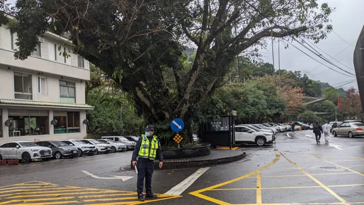 新店警分局在烏來老街口進行交管。新店警分局提供