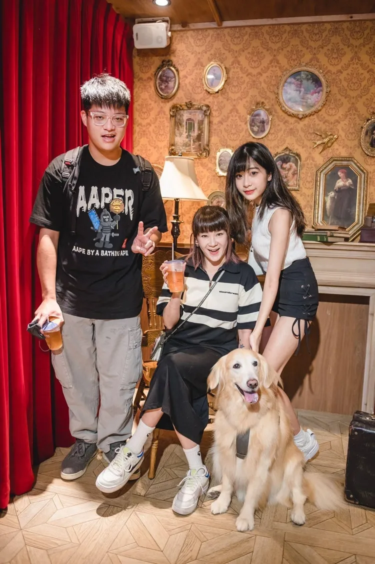 陸元琪（中）和一對兒女努力賺錢。翻攝陸元琪臉書