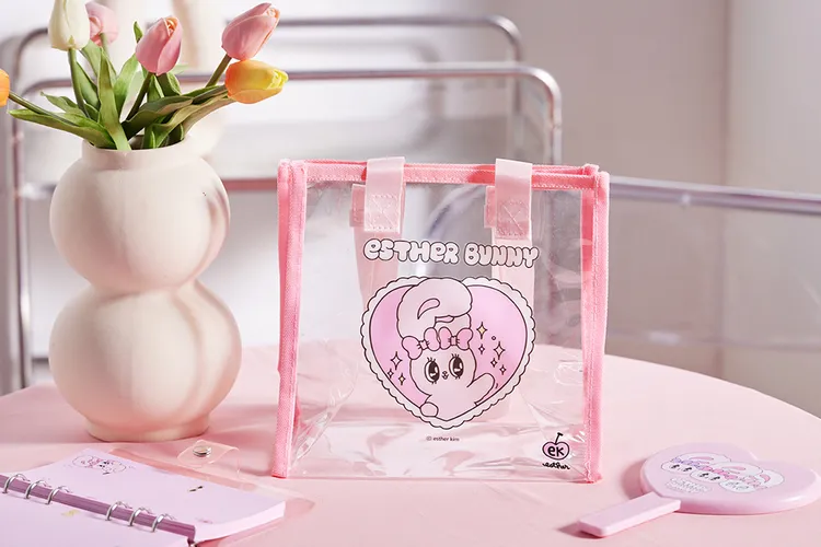 袋走小兔透明提袋，原價399元，購買禮盒即可用199元加購。業者提供