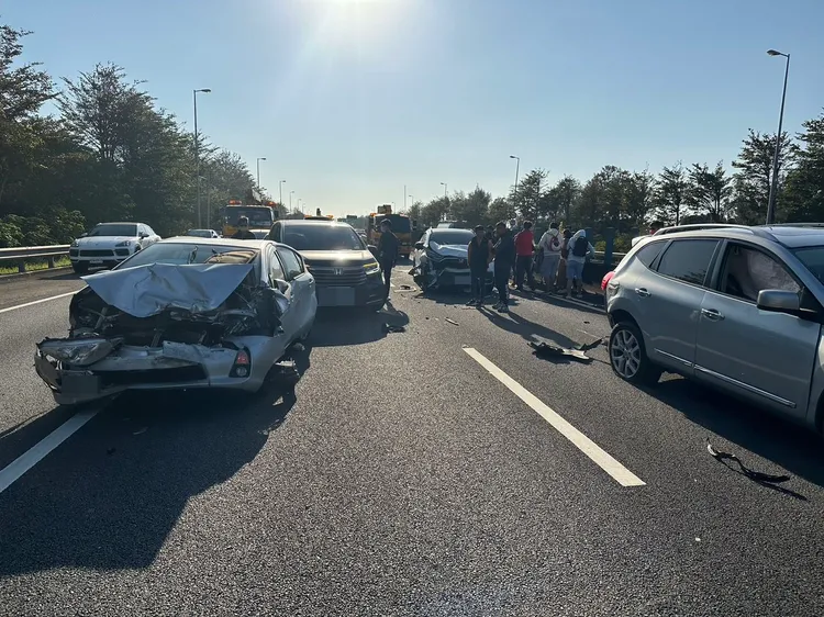 數輛撞擊車輛嚴重毀損。警方提供