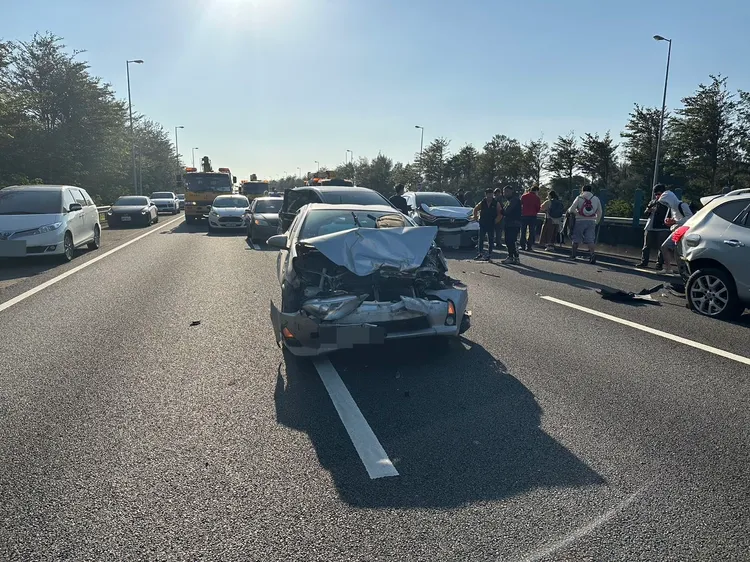 車禍路段僅外側車道及路肩可通行。警方提供