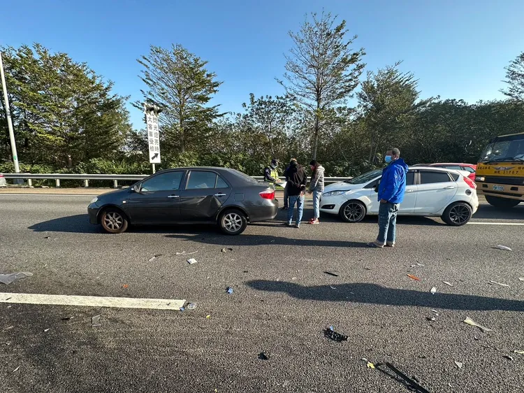 車禍現場零件散落、一片凌亂。警方提供