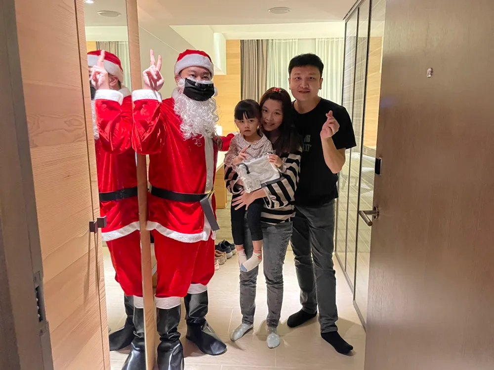 12/17至12/25小朋友可以設計製作專屬聖誕襪歡度聖誕,事先預約聖誕老人將在晚間驚喜現身敲門送糖果。和逸提供