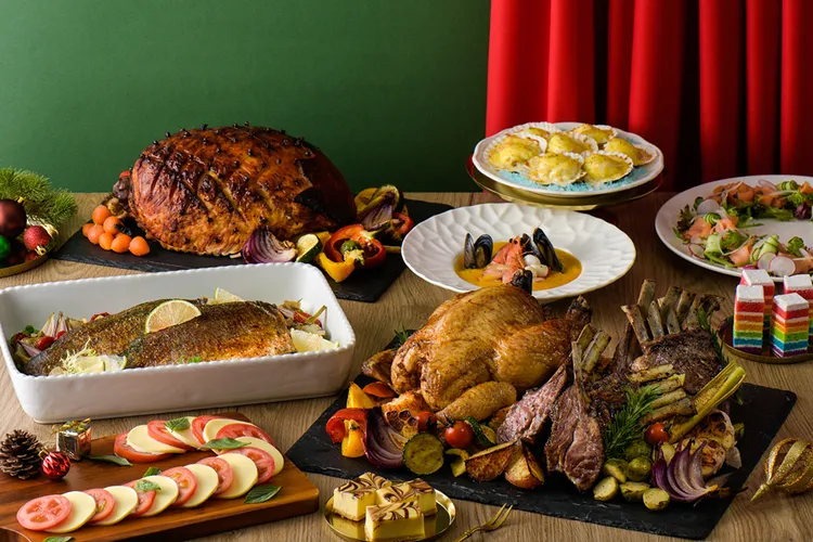 Cozzi KITCHÉN聖誕繽紛饗宴，30種以上的聖誕節經典料理吃到飽，選用多款海陸新鮮食材製作異國風味料理。和逸提供