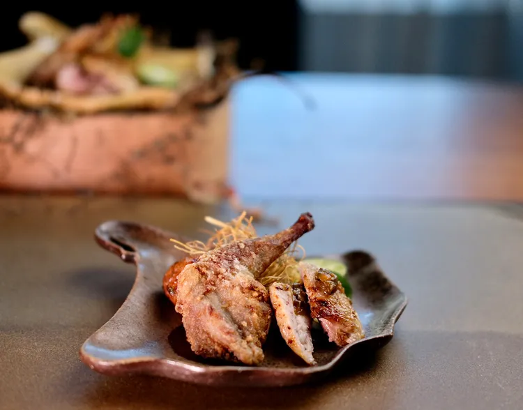 冬季候鳥意象也融入菜色中，以肉質小巧細嫩的鵪鶉，並藉著酥炸、炭烤等多重手法表現。葉盛耀攝