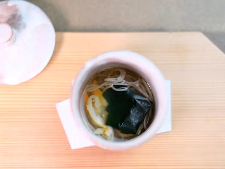 套餐由「暖心暖胃一品 海瓜子 素麵」開場，高湯有著飽滿的鮮甜味，內容簡潔卻格外溫暖窩心。葉盛耀攝