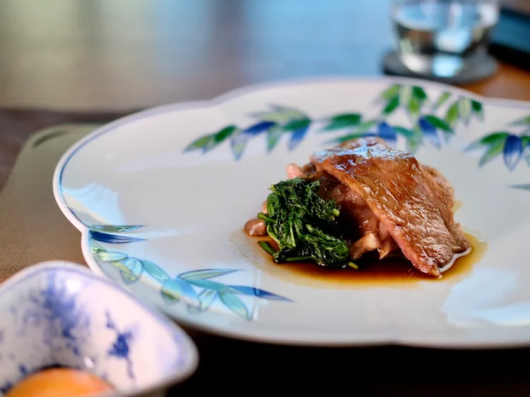 「黑毛和牛壽喜燒」選用宮崎牛的沙朗部位，裹滿鹹甜醬汁，依舊能品味出和牛的豐足脂香與肉甜。葉盛耀攝