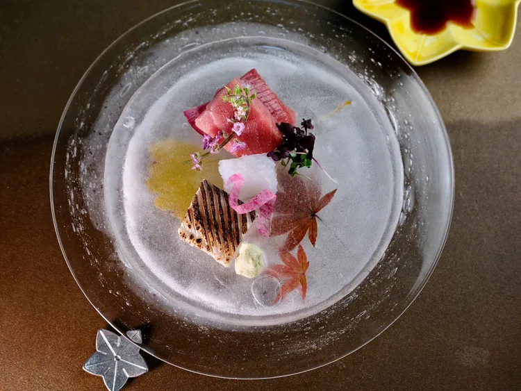 「晨曦霜花」利用特製的冰盤來展現冷冽的生魚片，有保鮮效果更有種冷冽的獨有美感。葉盛耀攝