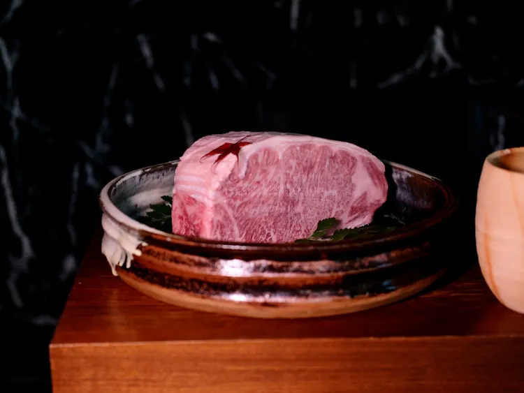 本季壽喜燒選用宮崎縣和牛的沙朗部位，看得到細緻而豐富的油花。葉盛耀攝
