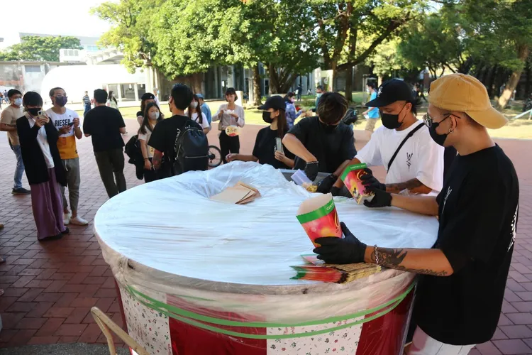 男子在駁二分送爆米花。讀者提供